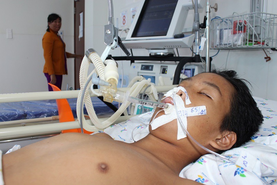 Bé trai thập tử nhất sinh trong cảnh gia đình khánh kiệt - 4 Người mẹ đau đớn rời phòng bệnh trong nước mắt, nỗi sợ mất con của chị đang cận kề