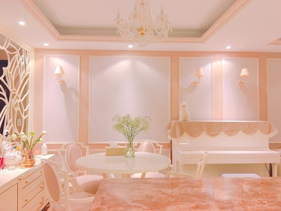 Chốn đi về sang trọng, đáng mơ ước của 4 Hoa hậu Việt đình đám - 6 Nếu như trước khi đăng quang, Phạm Hương thuê nhà tập thể cũ thì đến nay cô đã tự tậu được cho mình căn hộ chung cư cao cấp tại TPHCM với phong cách châu Âu hiện đại.