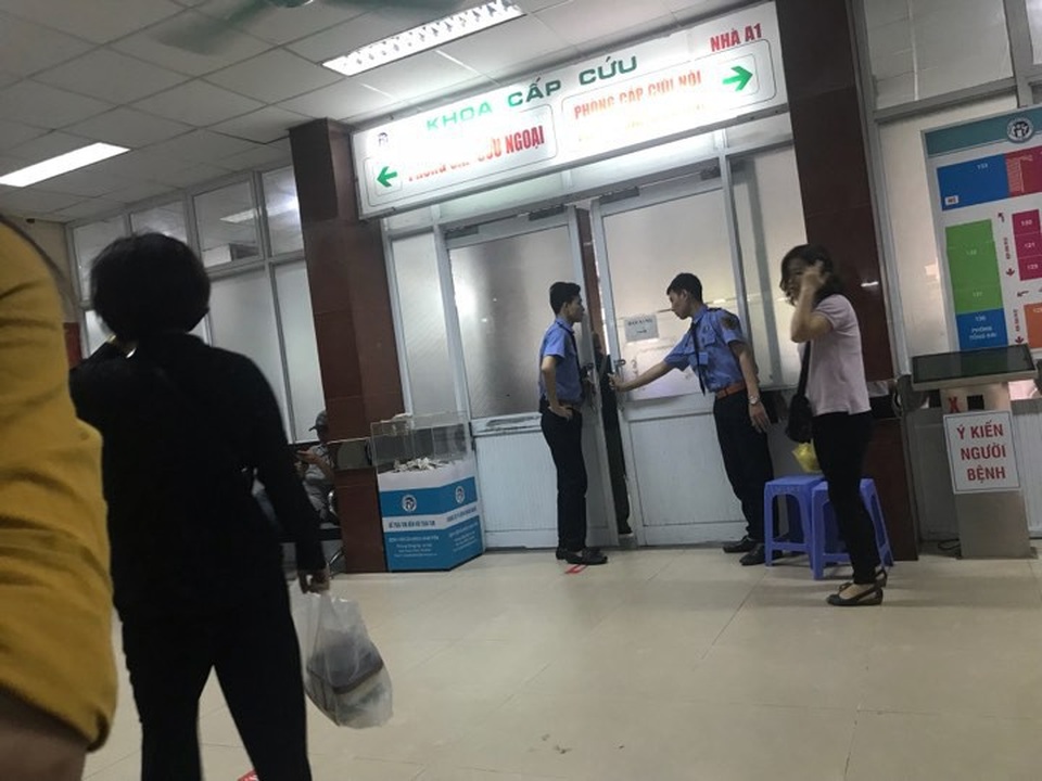 Chuyển hồ sơ vụ "xe điên" kéo lê người cho cảnh sát hình sự - 4 Khu vực nạn nhân được các bác sĩ bệnh viện Xanh Pôn cấp cứu.