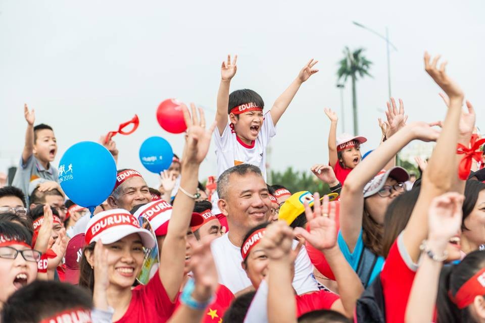 Hơn 21 nghìn người tham dự giải chạy Vì giáo dục Edurun 2018 tại Hà Nội và TPHCM - 1
Được tổ chức tại Hà Nội vào ngày 01/04 và tại Tp. Hồ Chí Minh ngày 08/04, ở mỗi nơi EDURUN đều mang đến một không khí vô cùng sôi nổi và hào hứng.