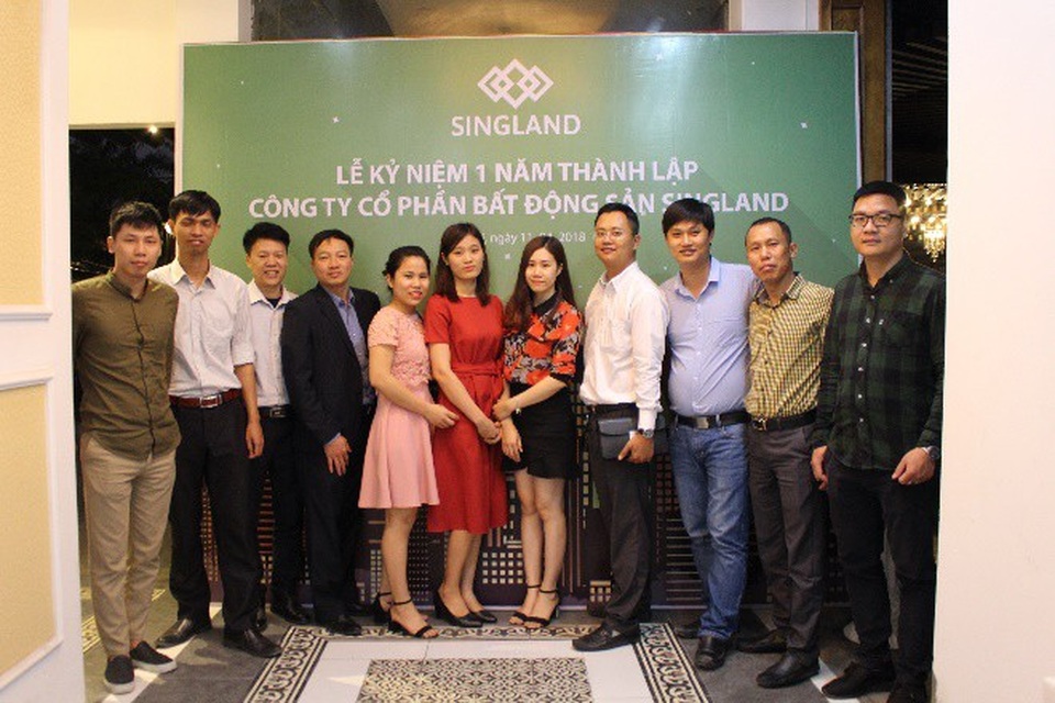 SingLand và những dấu ấn một năm tuổi - 2 Một năm qua là chặng đường đầy khó khăn, thử thách nhưng đi qua những khó khăn, SingLand thêm vững mạnh, các thành viên SingLand càng thêm gắn bó, dự án Sing Garden tiếp tục khẳng định được vị thế trên thị trường bất động sản.