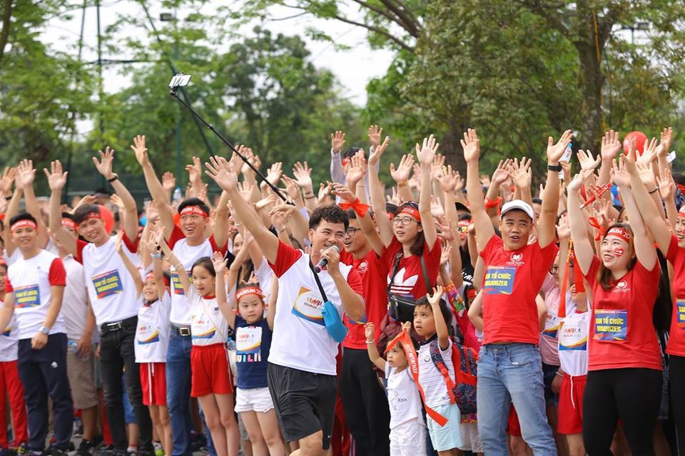 Hơn 21 nghìn người tham dự giải chạy Vì giáo dục Edurun 2018 tại Hà Nội và TPHCM - 3
Sự góp mặt của các Đại sứ đã mang đến cho chương trình một không khí vô cùng hào hứng. Không chỉ truyền cảm hứng cho những người tham dự, các nghệ sỹ đã tình nguyện trở thành Đại sứ của chương trình, góp phần tích cực lan tỏa thông điệp vì cộng đồng, vì sự nghiệp giáo dục.