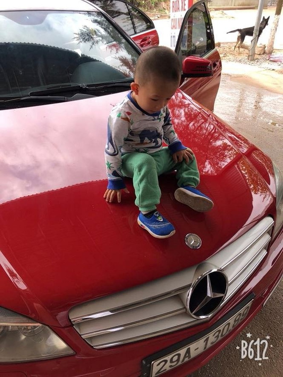 Hiệp Gà khoe mới mua lại xe Mercedes tiền tỷ bằng tiền dành dụm - 2 Con trai Hiệp Gà bên cạnh chiếc xế hộp mới toanh của nam diễn viên.