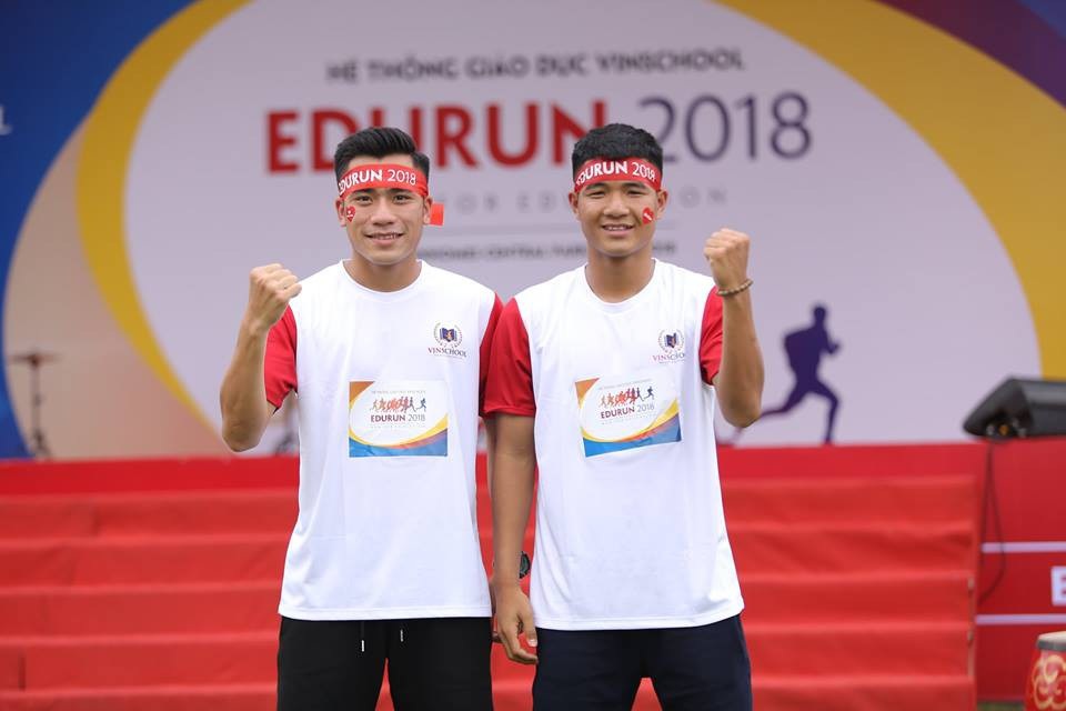 Hơn 21 nghìn người tham dự giải chạy Vì giáo dục Edurun 2018 tại Hà Nội và TPHCM - 5
Tại Tp. Hồ Chí Minh, trong chiều ngày 8/4, hai cầu thủ U23 Việt Nam là Hà Đức Chinh, Bùi Tiến Dụng và các nghệ sĩ khác đã hòa vào không khí của Edurun với Phụ huynh và học sinh Vinschool Central Park. Vốn trưởng thành từ Trung tâm đào tạo Bóng đá trẻ PVF (thuộc Tập đoàn Vingroup), sự xuất hiện của 2 tuyển thủ U23 nhanh chóng truyền tới những người tham dự nguồn năng lượng tích cực.