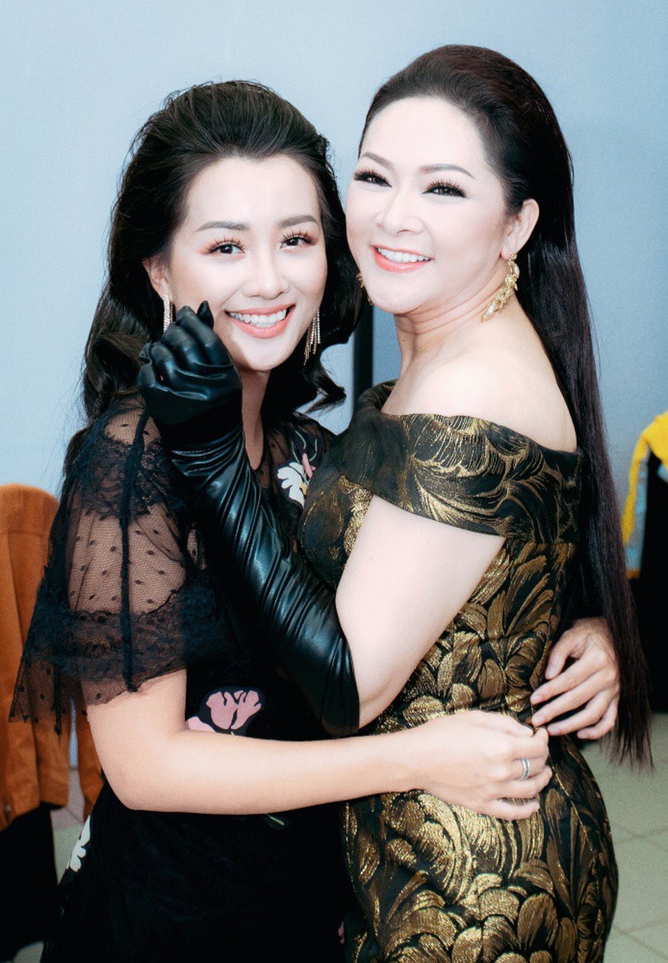 Chị Như Quỳnh là một phụ nữ có sức chịu đựng rất lớn. Trong mọi hoàn cảnh chị đều tỏ ra là người nền nã, nhẹ nhàng dù trong lòng chị chất chứa nhiều nỗi niềm. Với tôi, chị rất tốt tính. Có lần gần kết thúc buổi quay, chị mang tặng tôi bó hoa và nói rằng Em nhận bó hoa này của chị được không? Chị tặng em đó vì chị rất quý em. Món quà ấy của chị làm tôi xúc động, Quỳnh Chi kể.