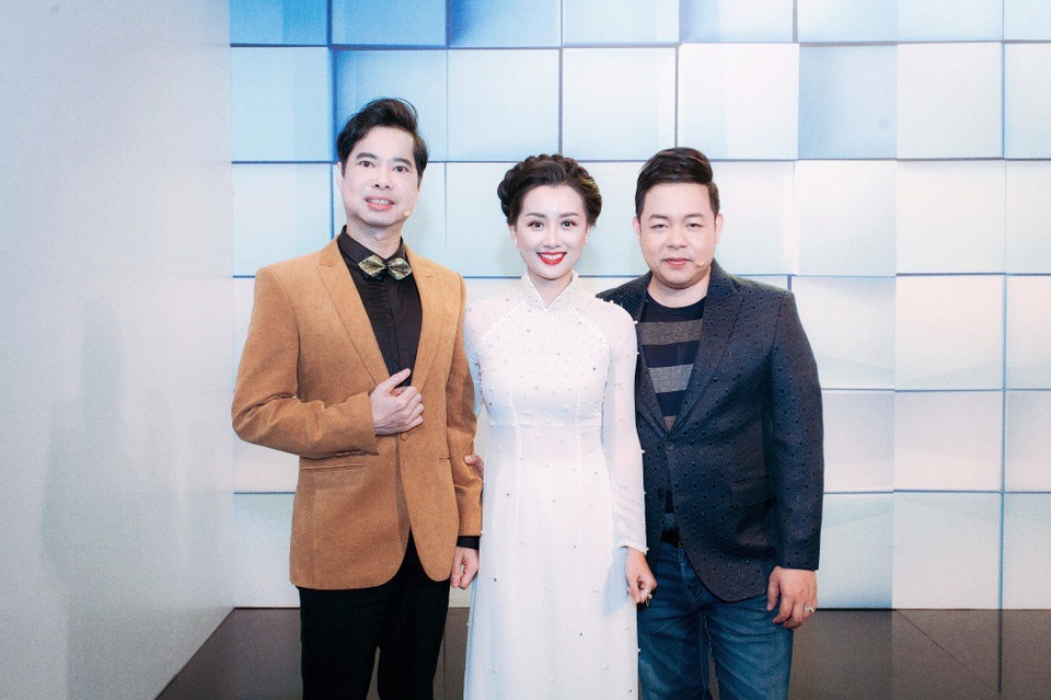 Thú thực, tôi gặp rất nhiều áp lực trong ngày đầu ghi hình bởi 3 HLV đều là nghệ sĩ nổi tiếng và cả ba đều chưa biết về tôi nhiều, Quỳnh Chi chia sẻ.