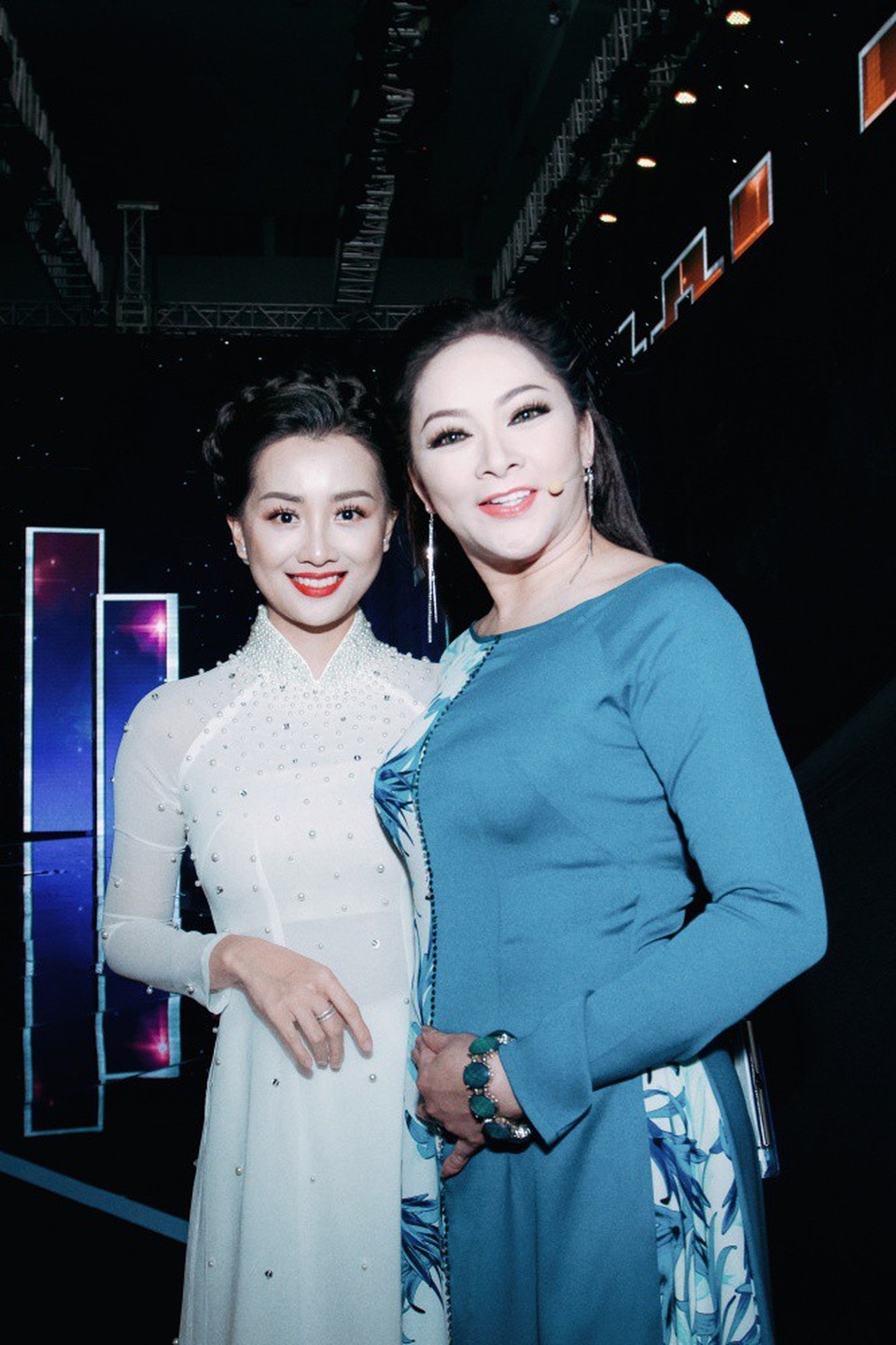 Cô cũng cho biết thêm, Như Quỳnh là một nghệ sĩ làm việc rất chuyên nghiệp. Dù là ngôi sao hàng đầu nhưng nữ ca sĩ luôn chủ động làm mọi việc một cách nhanh chóng, thậm chí còn bê đỡ đồ thay cho trợ lý. Cách cư xử trong cuộc sống hàng ngày của Như Quỳnh được nhiều đồng nghiệp ngưỡng mộ, trong đó có Quỳnh Chi.