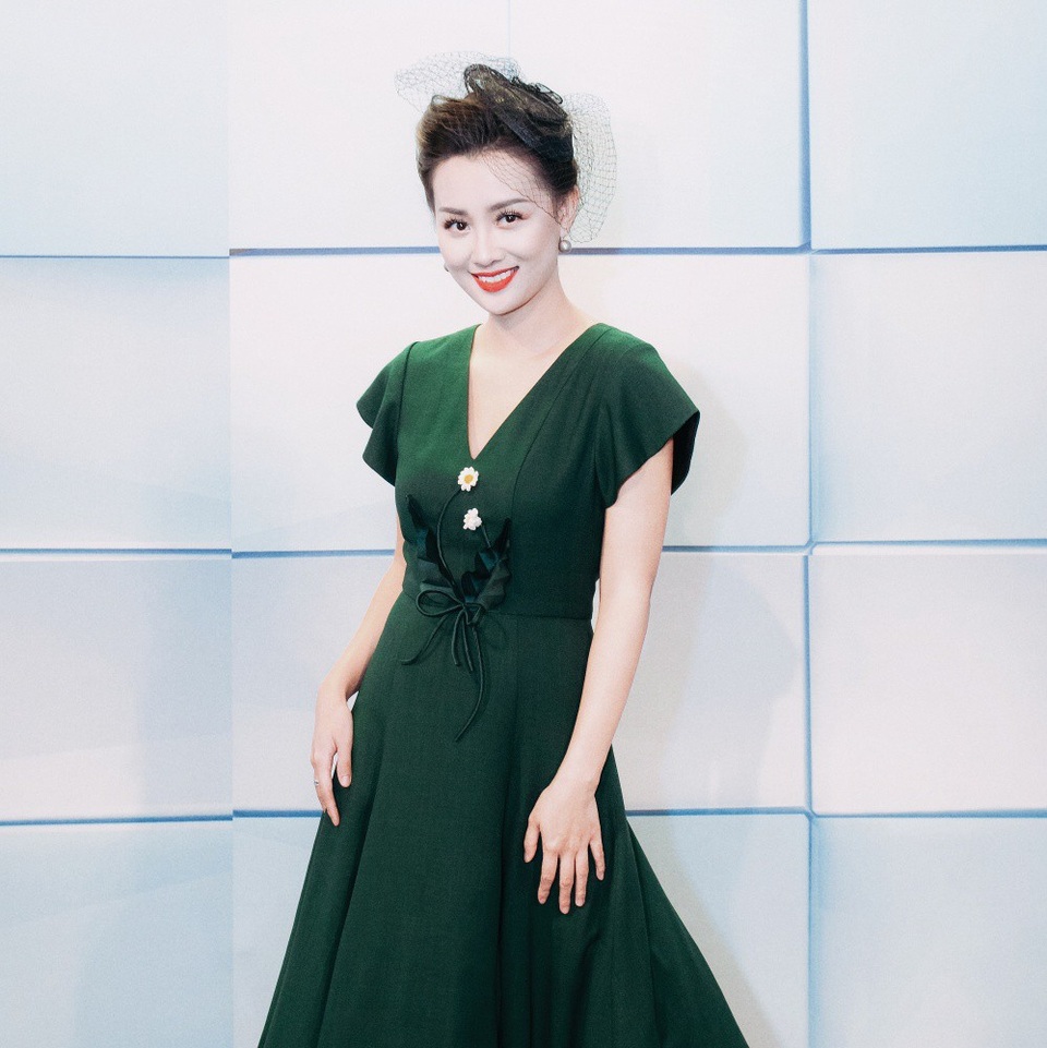 Từ một MC/BTV Thể thao của VTV, Quỳnh Chi đã lấn sân sang dẫn các gameshow giải trí trong hai năm qua và nhanh chóng được đảm nhận những chương trình lớn như The Remix, The Voice, The Voice Kids và mới đây là Thần tượng Bolero.