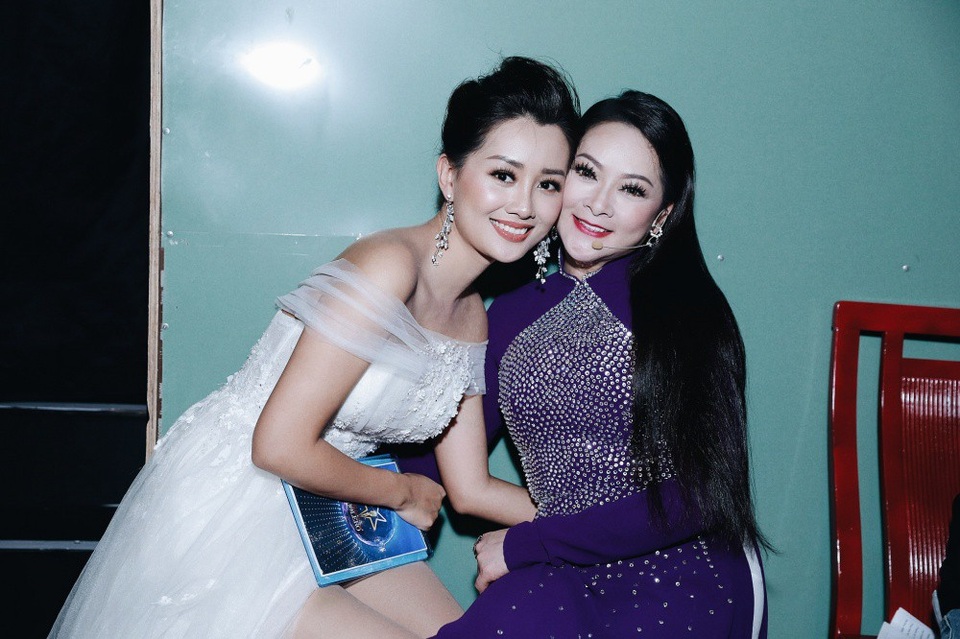 Quỳnh Chi chia sẻ, khi được thông báo tin ca sĩ hải ngoại Như Quỳnh nhận lời làm huấn luyện viên Thần tượng Bolero năm nay, cô cảm thấy rất hứng khởi. Từ lâu, cô đã yêu giọng hát ngọt ngào của ca sĩ Người tình mùa đông. Khi trực tiếp làm việc và có nhiều thời gian tiếp xúc với Như Quỳnh ở hậu trường mỗi buổi quay hình, cô càng thêm quý mến nữ ca sĩ.