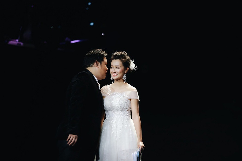 Trong 3 vị HLV của Thần tượng Bolero, Quang Lê là người khiến nữ MC sinh năm 1986 cảm thấy khó gần nhất, bởi trong suốt hai vòng ghi hình đầu tiên, nam ca sĩ chỉ nói chuyện vài câu xã giao với cô. Đến vòng thứ 3 của chương trình, Quang Lê chủ động bắt chuyện với Quỳnh Chi, thậm chí trêu chọc cô trên sân khấu. Anh ấy có vẻ ngoài lạnh lùng nhưng thực ra lại là người sống tình cảm, quan tâm đến người khác.