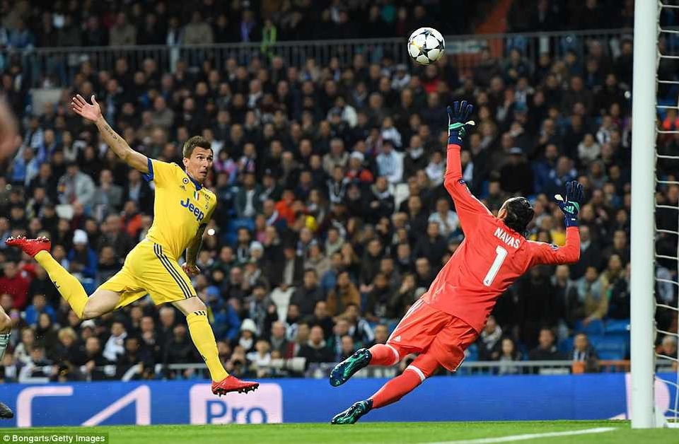 Những khoảnh khắc Real Madrid hút chết trước Juventus tại Bernabeu - 20
Mandzukic đánh đầu nhân đôi cách biệt lên 2-0 cho Juventus ở phút 37