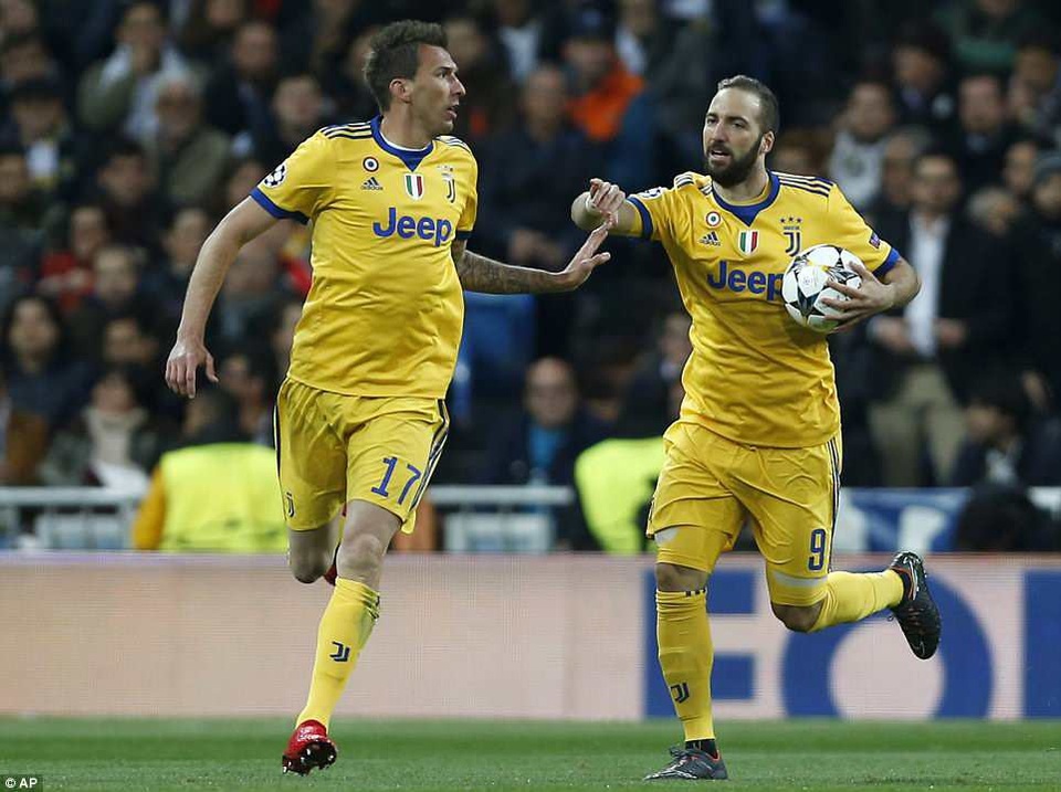 Những khoảnh khắc Real Madrid hút chết trước Juventus tại Bernabeu - 19
Higuain ăn mừng bàn thắng cùng Mandzukic