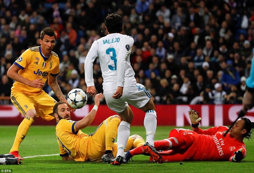 Những khoảnh khắc Real Madrid hút chết trước Juventus tại Bernabeu - 14
Hàng thủ Real Madrid gặp nhiều lúng túng trong các tình huống Manzdukic và Higuain xâm nhập vòng cấm