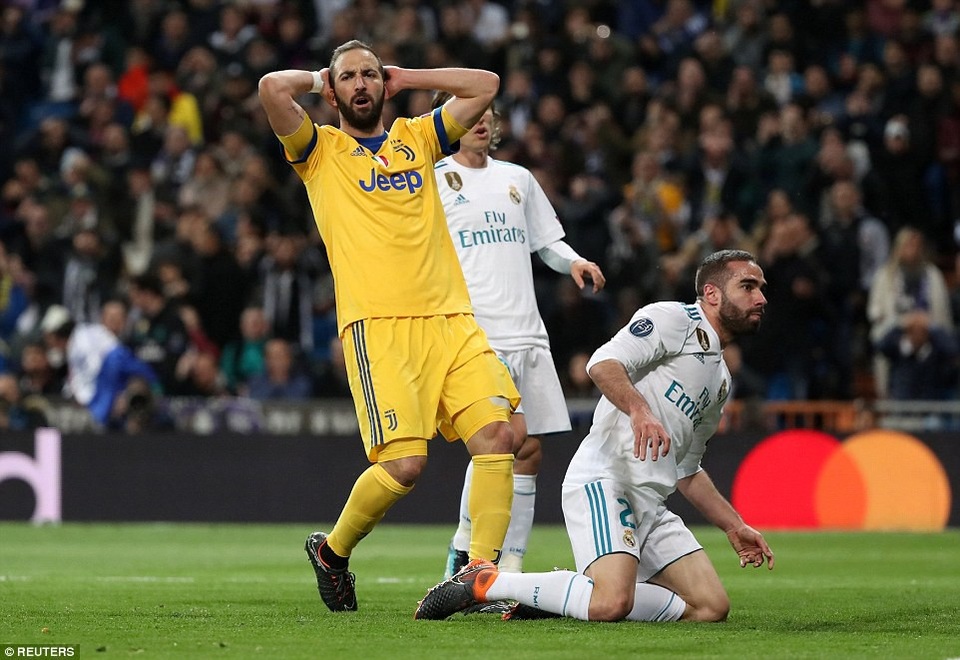 Những khoảnh khắc Real Madrid hút chết trước Juventus tại Bernabeu - 13
Higuain tiếc nuối sau tình huống bỏ lỡ cơ hội ở đầu hiệp 2