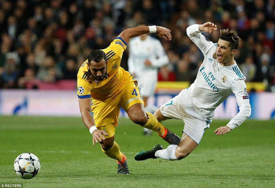 Những khoảnh khắc Real Madrid hút chết trước Juventus tại Bernabeu - 11
Trận đấu diễn ra đầy căng thẳng, cầu thủ hai đội liên tục có những pha vào bóng ác ý nhằm vào nhau