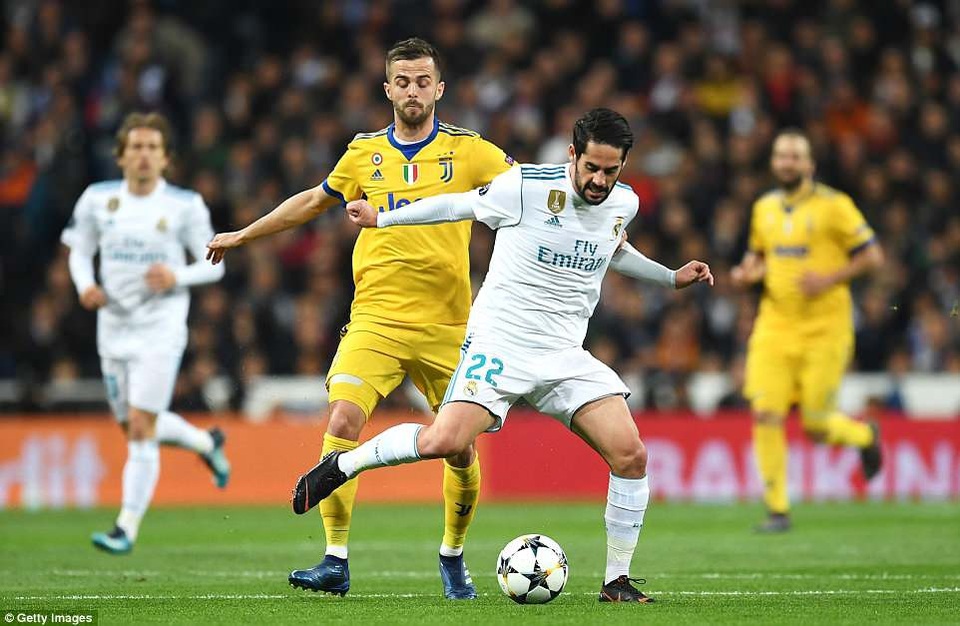 Những khoảnh khắc Real Madrid hút chết trước Juventus tại Bernabeu - 10
Isco đã bị các cầu thủ Juventus kèm cặp rất chặt và chơi khá nhạt nhòa