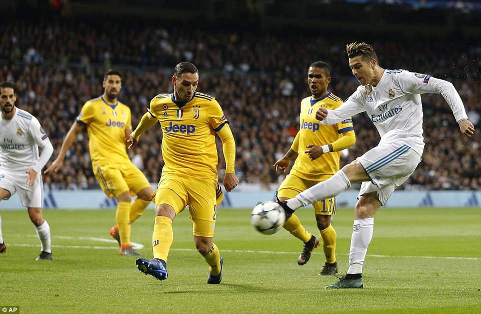 Những khoảnh khắc Real Madrid hút chết trước Juventus tại Bernabeu - 9
C.Ronaldo có nhiều pha dứt điểm, nhưng hầu hết đều không đi trúng khung thành