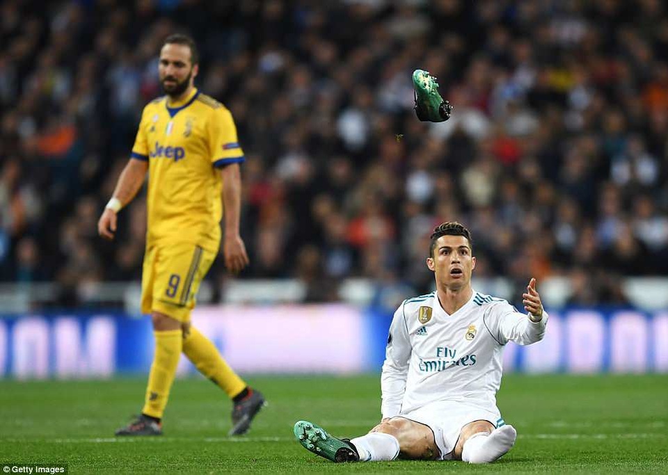 Những khoảnh khắc Real Madrid hút chết trước Juventus tại Bernabeu - 6
C.Ronaldo phàn nàn trọng tài khi Real Madrid không được hưởng phạt đền ở hiệp 1