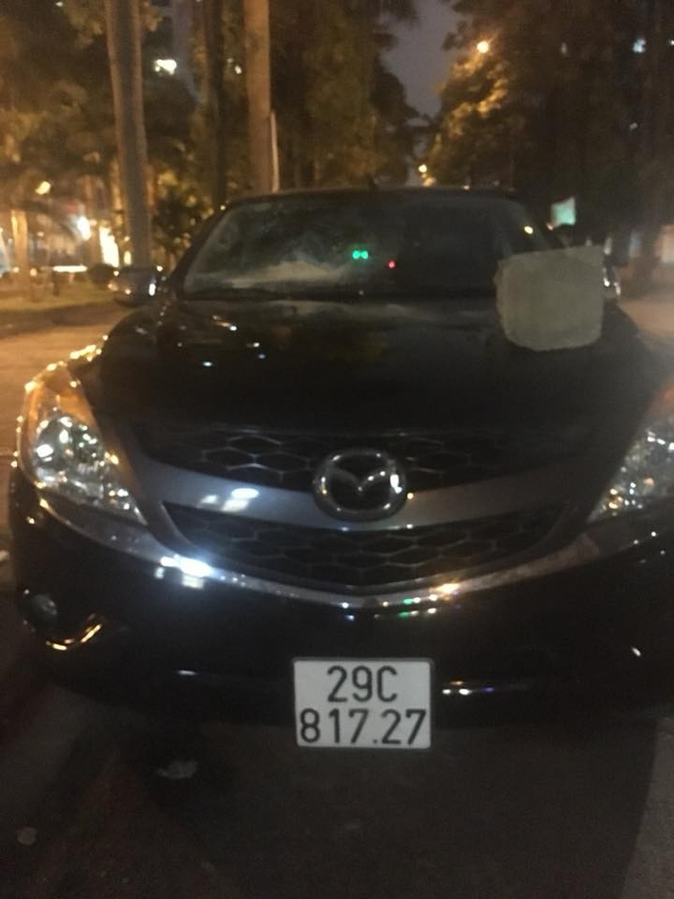 Hà Nội: Ô tô cuốn xe máy cùng người đàn ông vào gầm, kéo lê trên đường - 3 Chiếc xe ô tô gây tai nạn cuốn xe máy cùng một người đàn ông vào gầm rồi bỏ chạy (Ảnh: Thuu Hà).