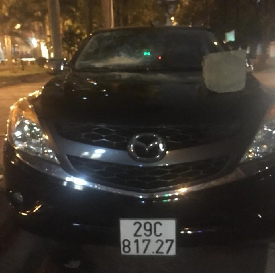 Vụ xe “điên” cuốn người cùng xe máy vào gầm: Xuất phát từ va chạm nhỏ - 1 Chiếc ô tô gây tai nạn sau đó bỏ chạy bị người dân vây bắt.