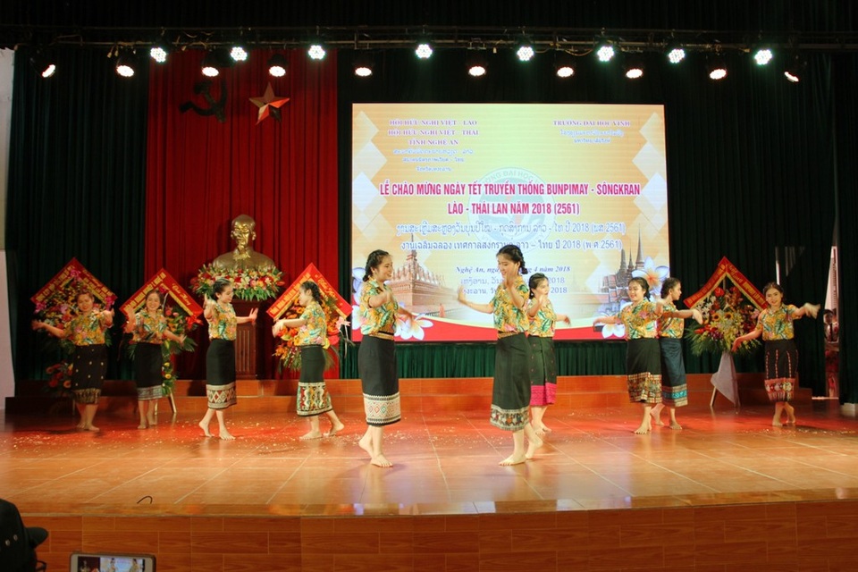 Tiết mục văn nghệ của các em lưu học sinh Lào và Thái Lan.