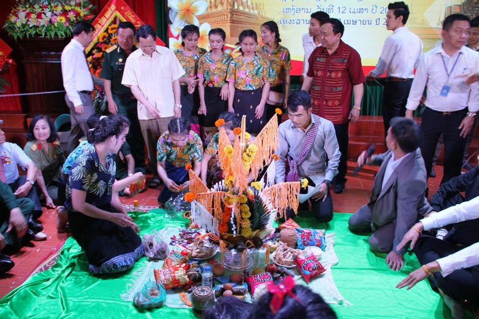 Hằng năm cứ đến dịp Tết cổ truyền của Lào và Thái Lan - Trường ĐH Vinh luôn tổ chức cho các em lưu học sinh đang sinh sống và học tập tại Nghệ An.