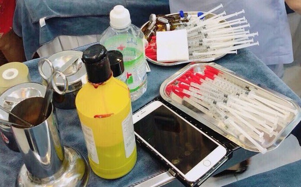 Bắt quả tang cơ sở thẩm mỹ hành nghề “chui” trong chung cư - 1 Thời điểm kiểm tra, nhân viên tại cơ sở đang chuẩn bị tiêm cằm cho khách