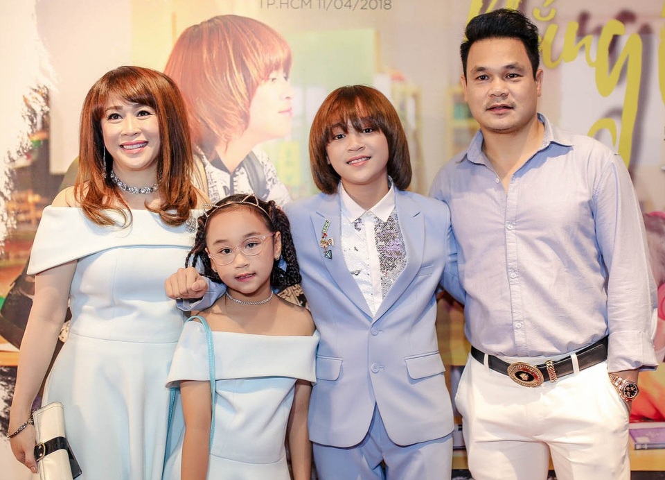 Quán quân Idol Kid Thiên Khôi lớn bảnh bao sánh đôi cùng diễn viên Lâm Thanh Mỹ - 9 Thiên Khôi bên ba mẹ và em gái
