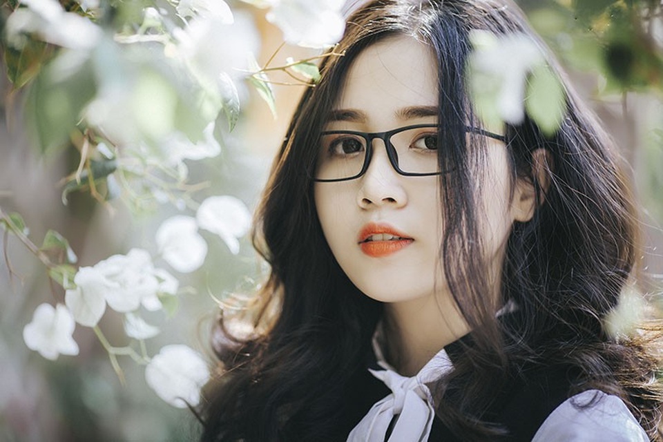 Nữ sinh đeo kính cận "hút hồn" người đối diện - 3 Ngọc Huyền có dự định theo học các ngành kinh tế và tài chính marketing, cô gái đang nỗ lực và dành toàn tâm để có thể chuẩn bị kỹ lưỡng hành trang thực hiện ước mơ của bản thân.