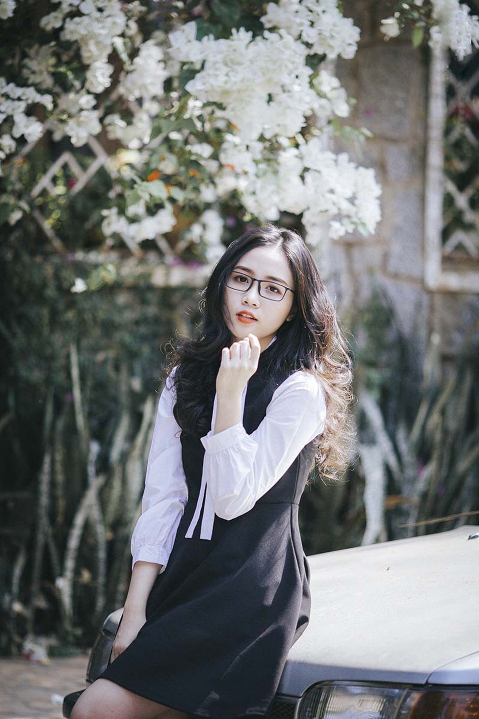 Nữ sinh đeo kính cận "hút hồn" người đối diện - 2 Nữ sinh này từng nhận được “cơn mưa lời khen” trong bộ ảnh thiên thần áo trắng cách đây không lâu. Dù vậy, với Huyền điều quan trọng là được sống với đam mê, hoài bão và cố gắng hết mình vì ước mơ, cô cảm thấy hạnh phúc khi nhận được nhiều sự yêu mến của mọi người, và lấy đó làm động lực phấn đấu. Khi nhận được những lời mời đóng phim, quảng cáo, Huyền nhẹ nhàng từ chối để dành thời gian cho việc học và ôn tập cho những kỳ thi quan trọng sắp tới.