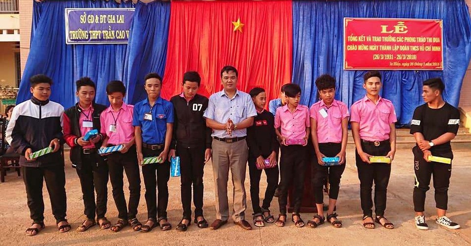 Thầy cô thuyết phục học sinh tự nguyện bỏ game - 1 Nhà trường tuyên dương và khen thưởng các em học sinh đã tự nguyện đăng kí bỏ game.