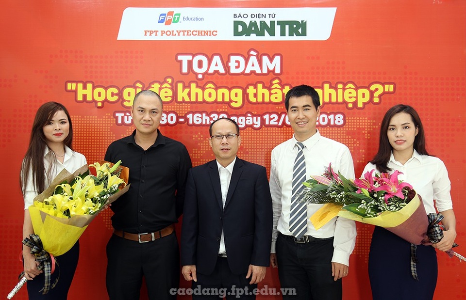 Toàn cảnh tọa đàm: “Học gì để không thất nghiệp” - 5 Ông Vũ Chí Thành - Giám đốc khối đào tạo Cao đẳng-FPT Polytechnic tặng hoa các vị diễn giả tham gia tọa đàm: “Học gì để không thất nghiệp?”.