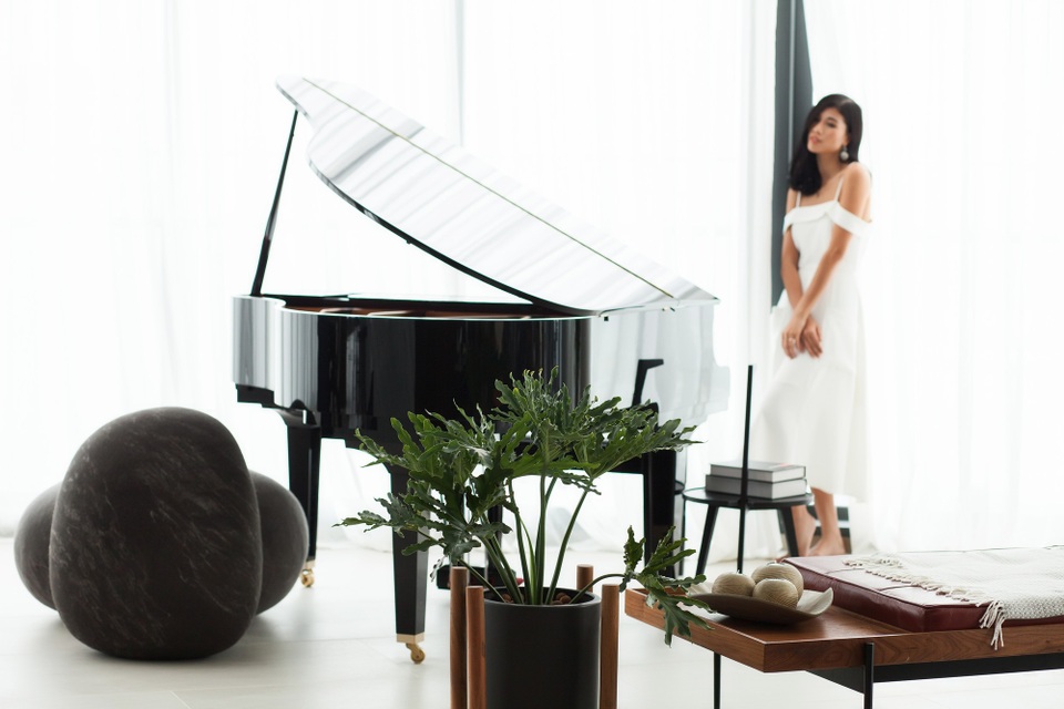 Ngắm căn hộ penthouse “siêu đẹp" trên nóc toà cao ốc của Trang Lạ - 3 Phòng khách cũng được bày trí rất hiện đại với những vật dụng được thiết kế theo gu thẩm mỹ riêng. Ngoài chiếc đàn Piano đặt ở vị trí trung tâm thì toàn bộ góc nhà đều có cây xanh.