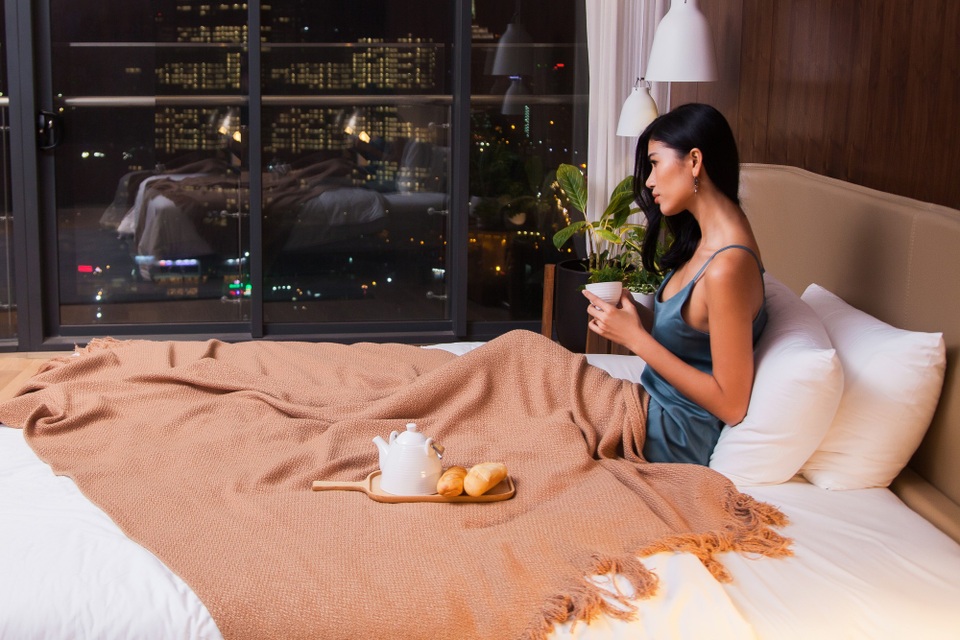 Ngắm căn hộ penthouse “siêu đẹp" trên nóc toà cao ốc của Trang Lạ - 8 Phòng ngủ của vợ chồng Trang Lạ có view hướng về trung tâm TP.HCM. Ngồi ở đây vào ban đêm, họ có thể ngắm toàn cảnh thành phố với những ánh sáng lung linh muôn màu.