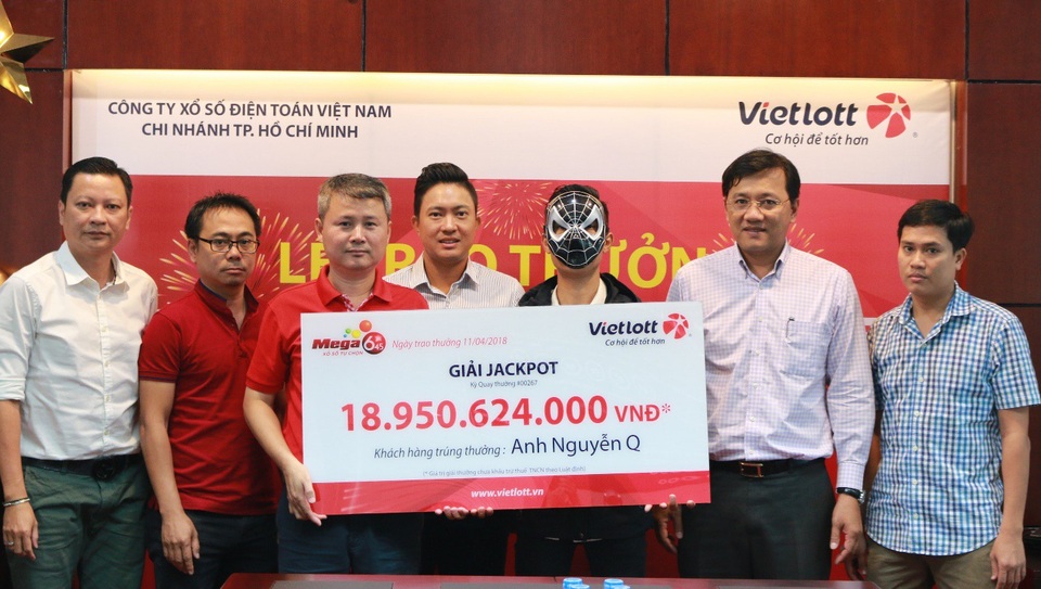 Mua 50 tờ vé số mỗi ngày trong 1 năm, tài xế Grab trúng độc đắc 19 tỷ đồng - 1 Vietlott đã tiến hành trao thưởng cho người trúng gần 19 tỷ đồng vào ngày 11/4
