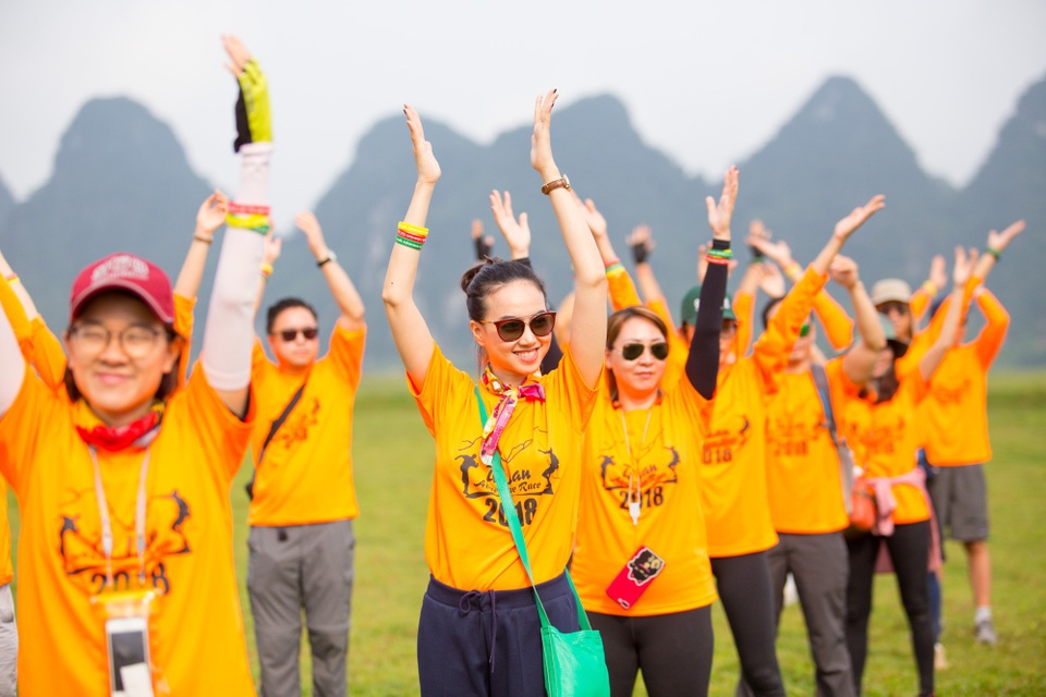 Cô gái mảnh mai Thanh Tú – một trong 3 nữ diễn viên chính của phim cũng cho thấy sự máu lửa của mình khi xung phong vào đội đua thuyền cùng các đấng mày râu. Với Trương Thế Vinh, Vũ Tuấn Việt – hai nam diễn viên không có cảnh quay ở Tú Làn trong phim, những trải nghiệm từ cuộc đua giúp cho họ hiểu rõ hơn về hành trình đầy gian nan nhưng cũng vô cùng phi thường của cả ê-kíp khi ghi hình tại bối cảnh này.