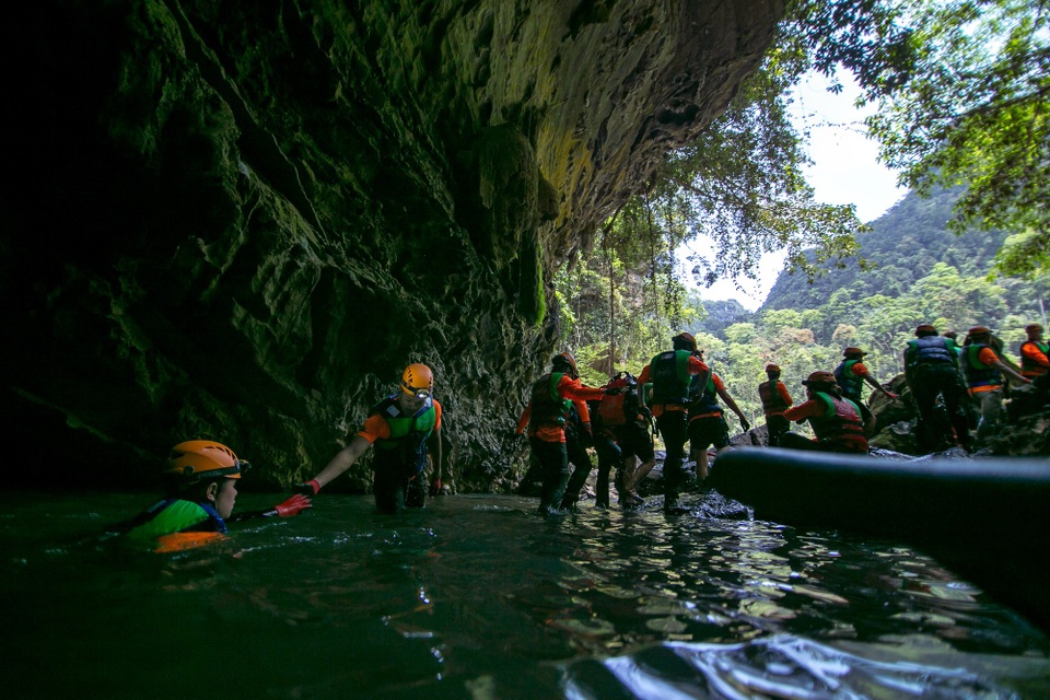 Đạo diễn Victor Vũ chia sẻ, Người bất tử là phim vất vả nhất mà anh từng thực hiện. Bộ phim mang lại cho không chỉ anh mà tất cả ê-kíp trong đoàn những trải nghiệm không bao giờ quên. 