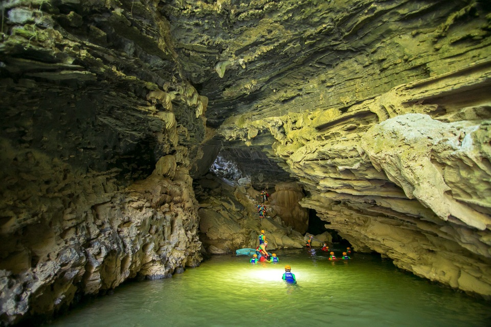 
Chặng đường thử thách của Tú Làn cũng chính là chặng đường mà ê-kíp “Người bất tử” phải vượt qua mỗi ngày khi tới đây ghi hình. Đã trải qua gần 1 tháng ăn ngủ tại Quảng Bình, trong đó có hơn 10 ngày quay tại hang động Tú Làn, bởi vậy Victor Vũ cùng ê-kíp đã dành rất nhiều tình cảm cho vùng đất này.
