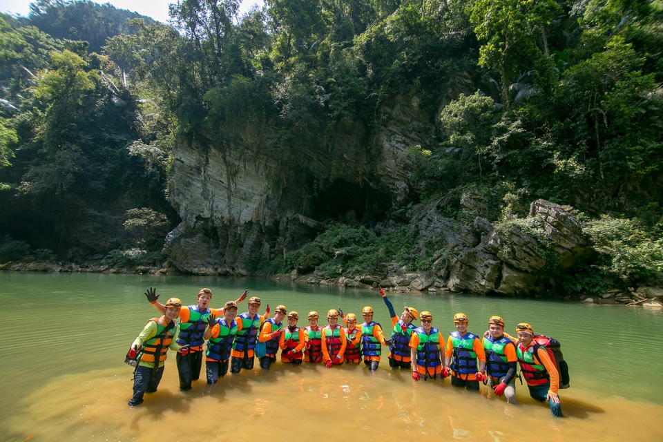 Trở lại Tú Làn, dù là đội “đặc biệt” không theo hết cuộc đua, đoàn phim “Người bất tử” của vợ chồng Victor Vũ – Đinh Ngọc Diệp vẫn mang đến một màu sắc mới lạ, để lại nhiều ấn tượng đẹp đối với các đội chơi và cuộc thi nói chung.
