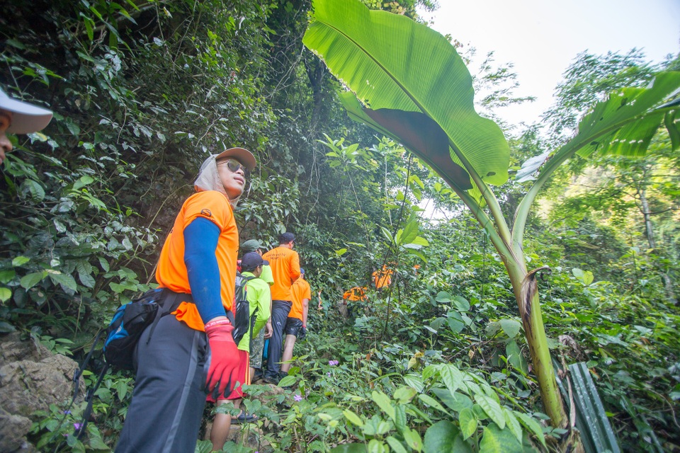 Không còn phải lo lắng và tập trung cho những thước phim, Victor Vũ đã ung dung và thong thả hơn trong chuyến trải nghiệm Tú Làn lần này. Đích thân đạo diễn cùng các thành viên đoàn phim đã không ngần ngại chèo thuyền, vượt suối, bơi qua hang để thực hiện một phần chặng đua Tú Làn.