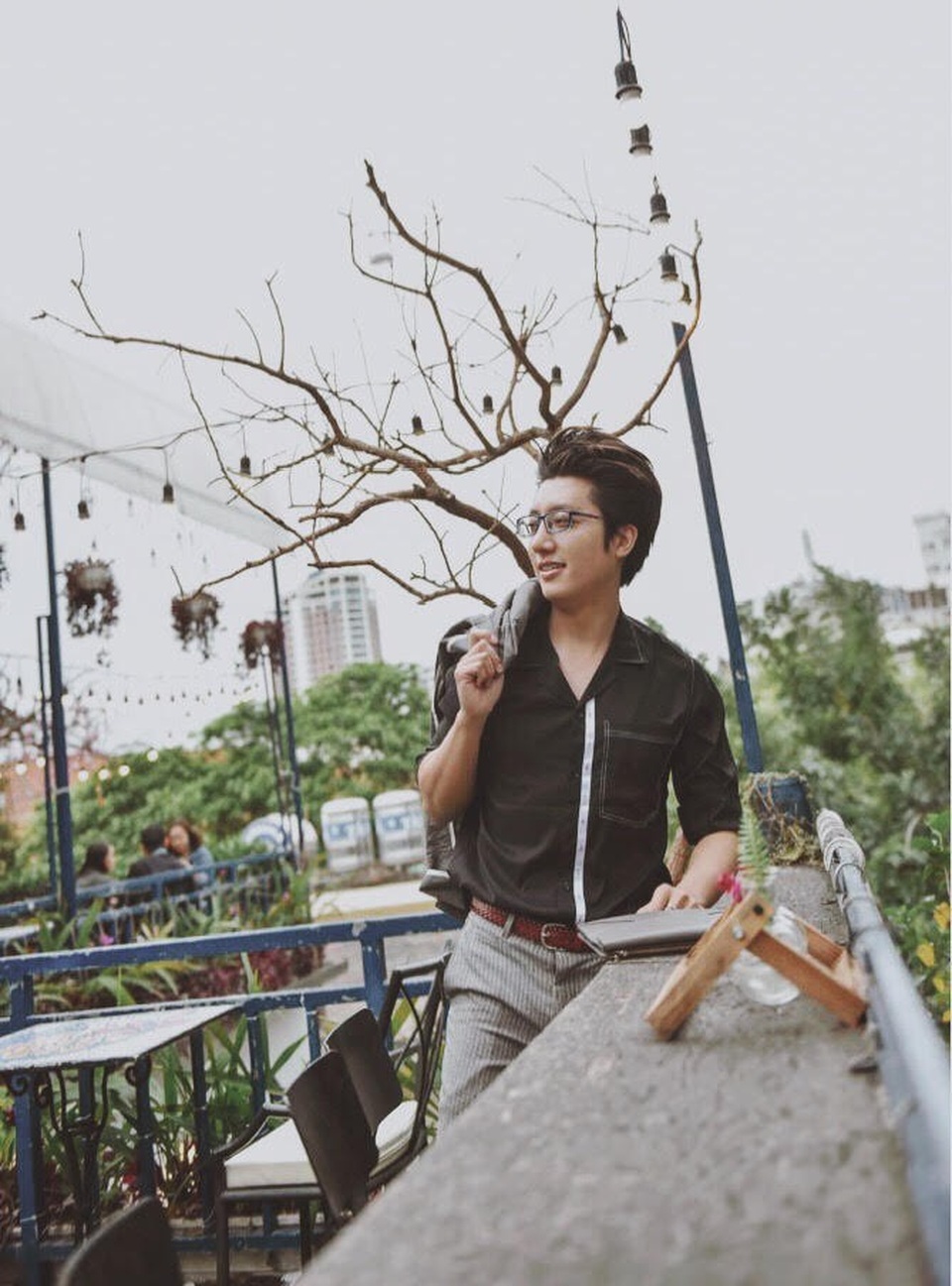 Bác sỹ sản “hot boy” kể chuyện “vã mồ hôi” khi lần đầu tiên đỡ đẻ cho sản phụ - 8 Ngoại hình trẻ trung cũng mang đến cho bác sỹ Quang nhiều lợi thế trong công việc như có thể tạo sự gần gũi với bệnh nhân.