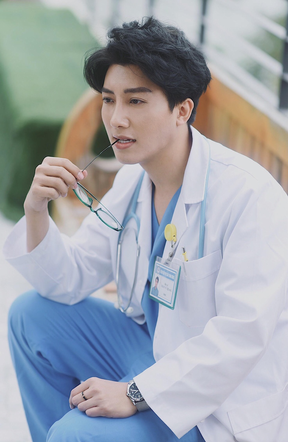 Bác sỹ sản “hot boy” kể chuyện “vã mồ hôi” khi lần đầu tiên đỡ đẻ cho sản phụ - 3 Không chỉ nổi bật bởi vẻ ngoài bác sỹ Vũ Quang còn được nhiều người biết đến, tin tưởng nhờ chuyên môn giỏi, tác phong chuyên nghiệp trong công việc