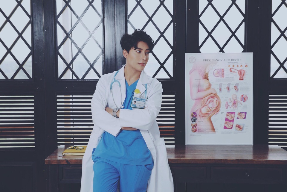Bác sỹ sản “hot boy” kể chuyện “vã mồ hôi” khi lần đầu tiên đỡ đẻ cho sản phụ - 1 Bác sỹ Trần Vũ Quang từng gây sốt khắp các diễn đàn mạng nhờ vẻ ngoài điển trai như diễn viên Hàn Quốc.