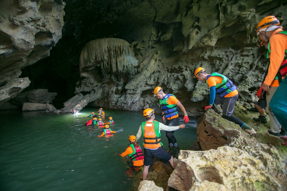 Mặc dù phim có nhiều cảnh quay vô cùng ấn tượng với bối cảnh trải dài khắp ba miền Bắc -  Trung - Nam như: Hà Nội, Hà Nam, Hưng Yên, Quảng Bình, Sài Gòn, Tiền Giang, Đồng Nai. Trong đó, bối cảnh Quảng Bình chiếm tới gần 70% bộ phim. Victor Vũ đã lựa chọn Quảng Bình là bối cảnh chính bởi thiên nhiên nơi đây rất đa dạng. Từ đồng bằng, thung lũng, thảo nguyên đến đường rừng, hang động, biển rộng…