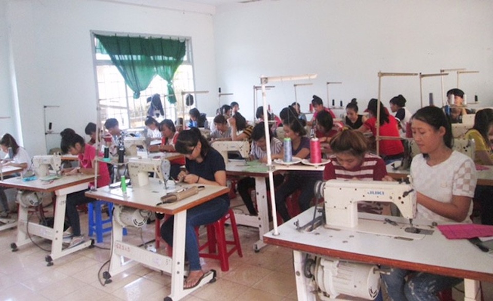 Bộ trưởng Đào Ngọc Dung: “Có nghề, nông dân mới thoát nghèo bền vững” - 2 Lao động nông thôn học nghề may tại thị xã La Gi, Bình Thuận