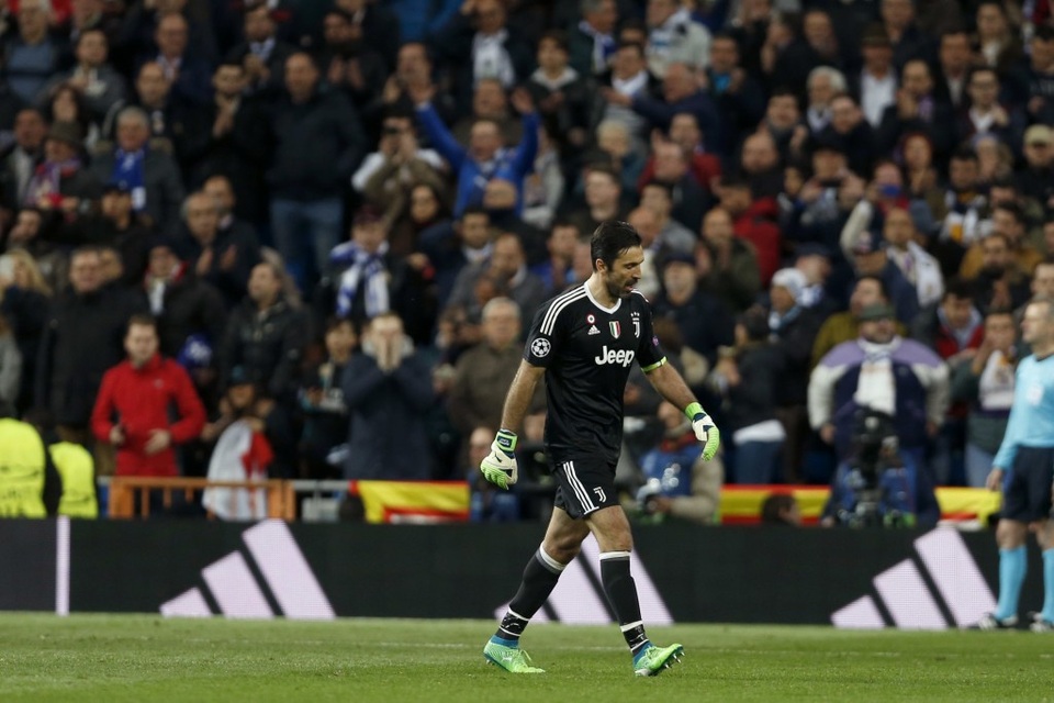 Gianluigi Buffon và cái kết bi kịch của một tượng đài - 2 Người cận vệ già lặng lẽ rời khỏi Bernabeu trong những tràng pháo tay không ngớt của CĐV Real Madrid