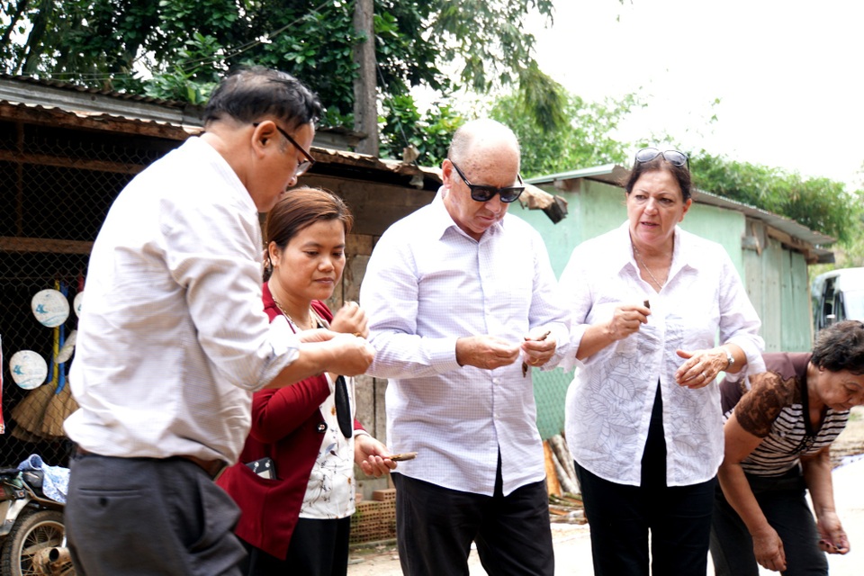 "Quế Trà Mi"-Thương hiệu "vang bóng một thời" của Quảng Nam bế tắc trong tiêu thụ - 1 Các chuyên gia thử quế khi tham gia buổi hội thảo về quế tại Nam Trà My