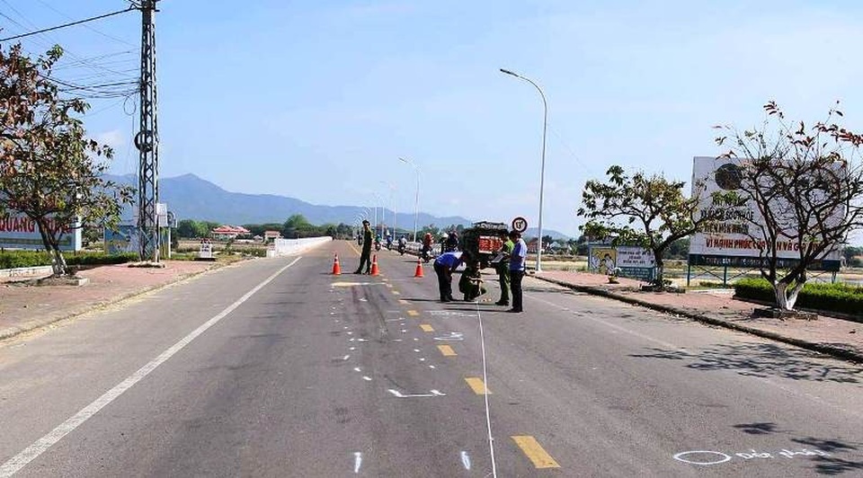 Nghi án thanh niên lao ra đường chặn xe, bị xe khách cán chết - 1
Cơ quan chức năng khám nghiệm hiện trường vụ tai nạn.