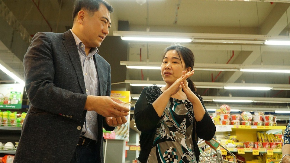 Sự nhiệt tình của Chủ tịch Hiệp hội thủy sản Ilchulbong giúp giải đáp khá nhiều thắc mắc của thực khách về con cá Bơn