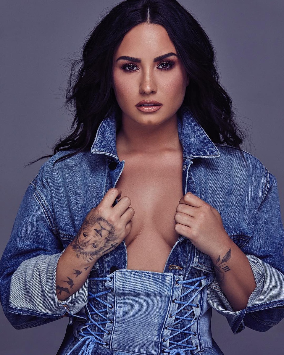 Những hình ảnh "bỏng mắt" của Demi Lovato - 5
Cô khẳng định mình không hoàn hảo, cơ thể nhiều tì vết nhưng cô vẫn luôn yêu, trân trọng bản thân mình và mong fans cũng vậy